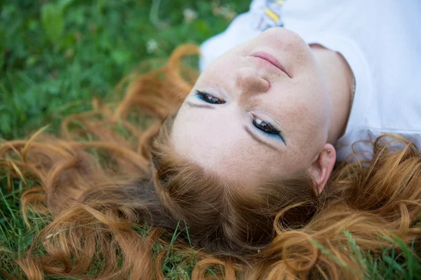 Linda chica joven en el rodaje — Foto de Stock