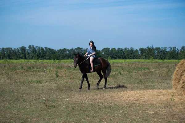 Söt ung flicka på skytte — Stockfoto