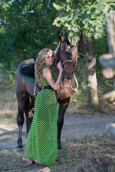 Roztomilá mladá dívka na natáčení — Stock fotografie