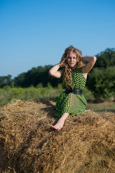 Carino giovane ragazza su il tiro — Foto Stock