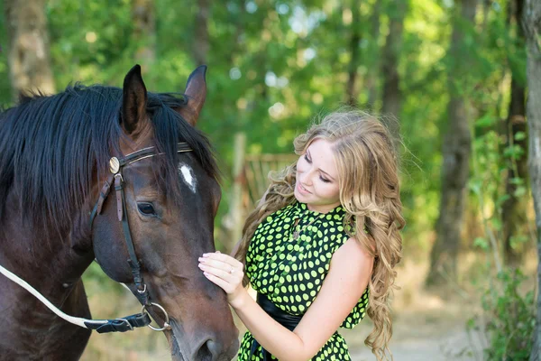 Carino giovane ragazza su il tiro — Foto Stock