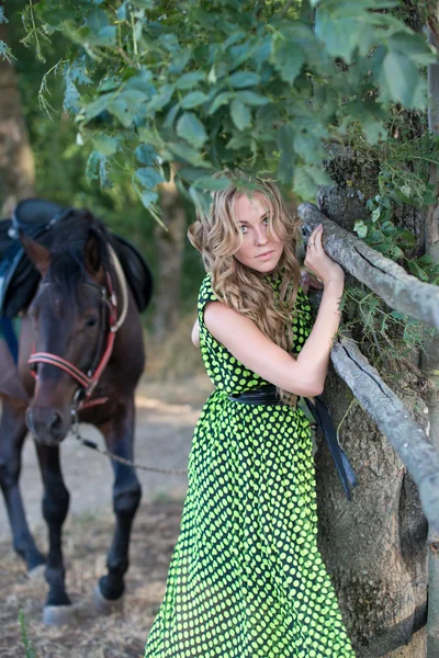 Carino giovane ragazza su il tiro — Foto Stock