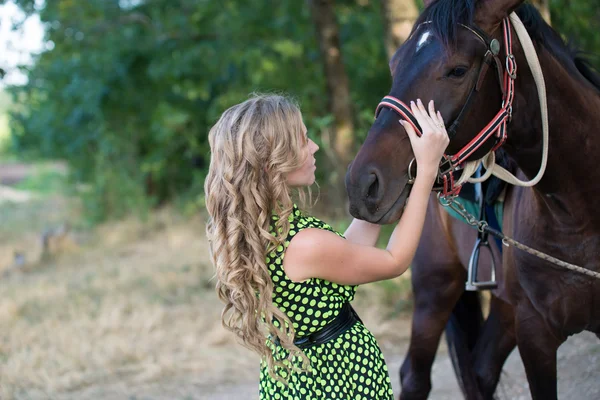 Carino giovane ragazza su il tiro — Foto Stock