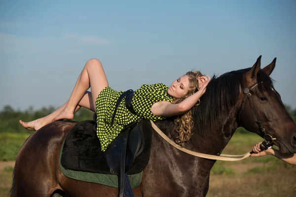 Carino giovane ragazza su il tiro — Foto Stock