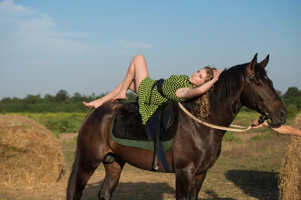 Linda chica joven en el rodaje — Foto de Stock