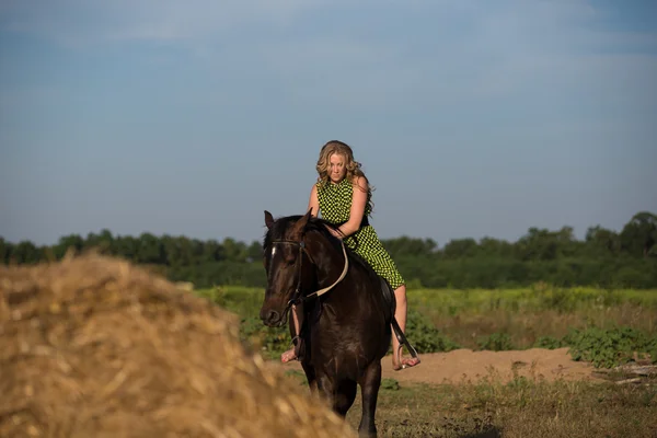 Schattig jong meisje op de schietpartij — Stockfoto