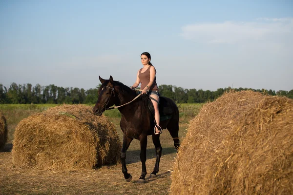 Roztomilá mladá dívka na natáčení — Stock fotografie