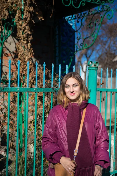 Carino giovane ragazza su il tiro — Foto Stock