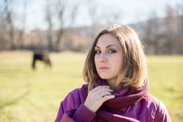 Roztomilá mladá dívka na natáčení — Stock fotografie