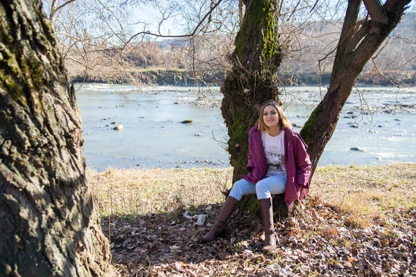 Carino giovane ragazza su il tiro — Foto Stock