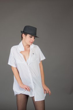 sevimli genç kız stüdyoda çekim