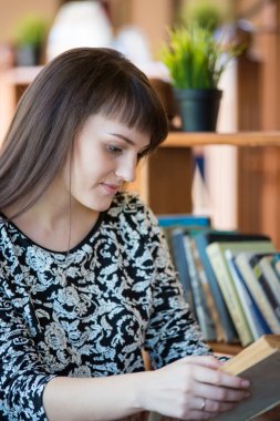 Genç güzel kız bir yürüyüş