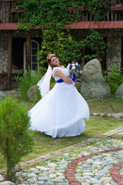 Beautiful bride on wedding day — Stock Photo, Image