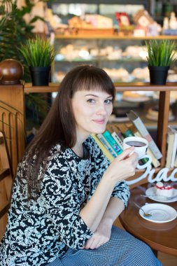 Genç güzel kız bir yürüyüş