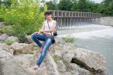 Yürüyüşteki genç kız.