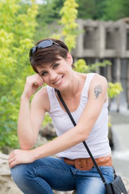 Yürüyüşteki genç kız.