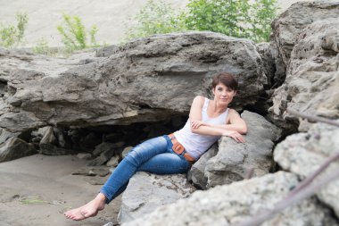 Yürüyüşteki genç kız.