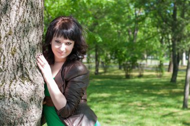 Yürüyüşteki genç kız.