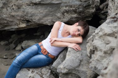 Yürüyüşteki genç kız.