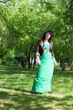 Yürüyüşteki genç kız.