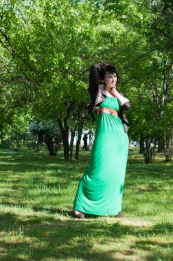 Yürüyüşteki genç kız.