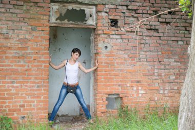 Yürüyüşteki genç kız.