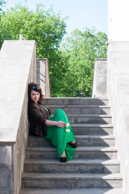 Yürüyüşteki genç kız.