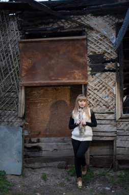 Yürüyüşteki genç kız.