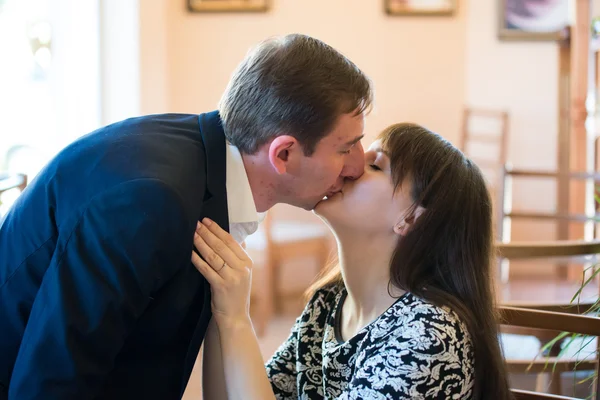 Svatební výročí mladí milí lidé — Stock fotografie