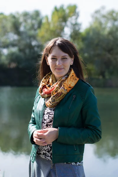 Giovane bella ragazza su una passeggiata — Foto Stock