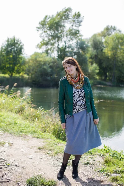 Giovane bella ragazza su una passeggiata — Foto Stock