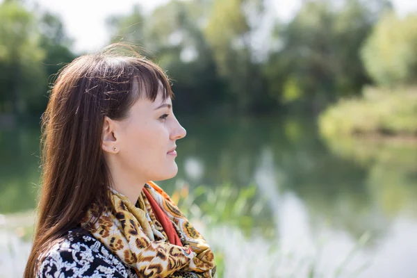 Giovane bella ragazza su una passeggiata — Foto Stock