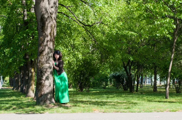 A jovem no passeio — Fotografia de Stock