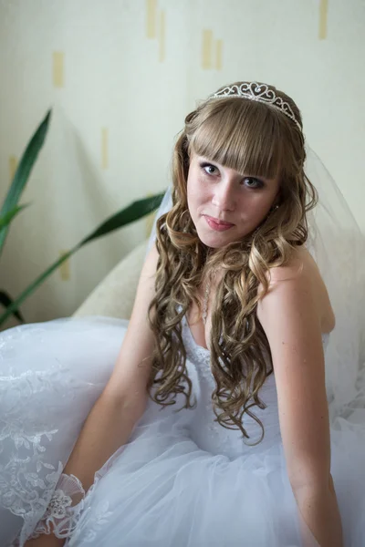 Beautiful young bride — Stock Photo, Image