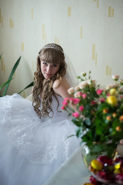 Belle jeune mariée — Photo