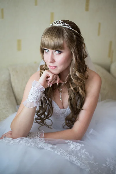 Beautiful young bride — Stock Photo, Image