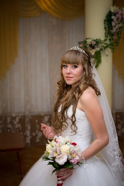 Beautiful young bride — Stock Photo, Image