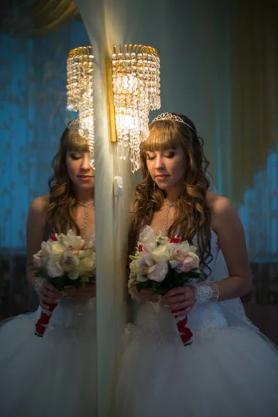 Beautiful young bride — Stock Photo, Image