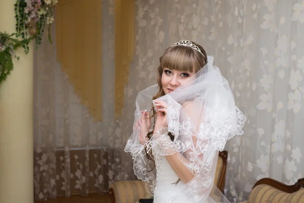 Beautiful young bride — Stock Photo, Image