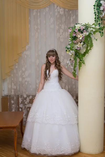 Beautiful young bride — Stock Photo, Image