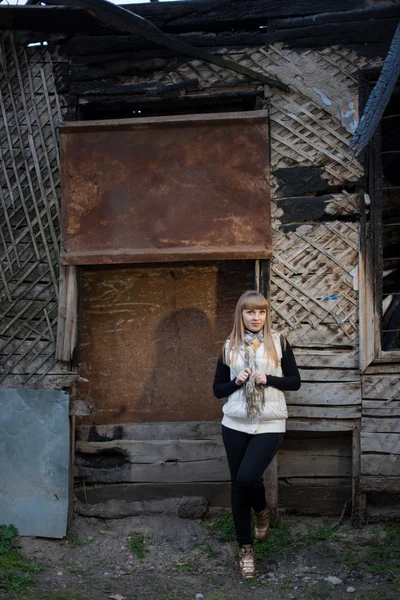 Mujer Joven Bonita Pie Afuera Soleado Día Otoño — Foto de stock