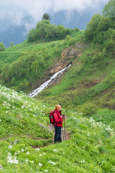 Dağlarda turistik gezi — Stok fotoğraf