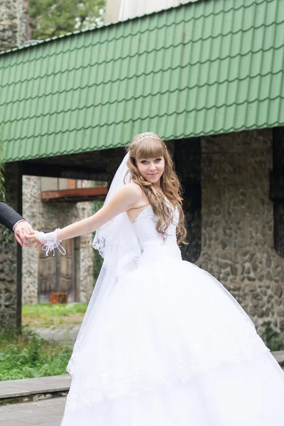 Schöne Braut am Hochzeitstag — Stockfoto