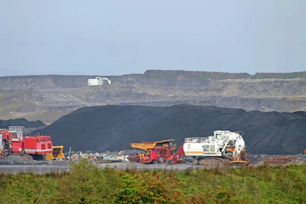 大規模露天掘り炭鉱での重機 — ストック写真