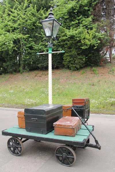 Eisenbahngepäckwagen Einem Laternenmast — Stockfoto