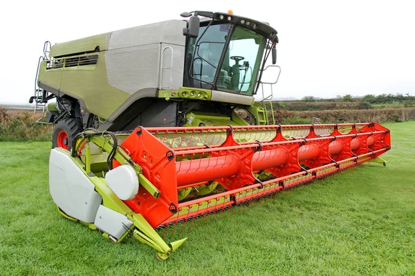 Ένα Μεγάλο Γεωργικό Συνδυασμό Harvester Farm Vehicle — Φωτογραφία Αρχείου