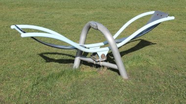 Bir Modern Metal Çerçeveli Testere Çocuk Sahası Oyuncak.