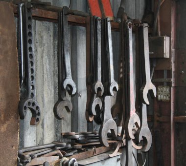 Bir Mühendislik Atölyesinde Büyük Spanners Koleksiyonu.