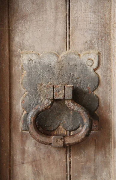 Eski Bir Binanın Tahta Kapısında Paslı Bir Kapı Tokmağı — Stok fotoğraf