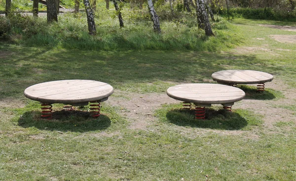Çocuk parkında Baharda Üç Denge Tahtası.
